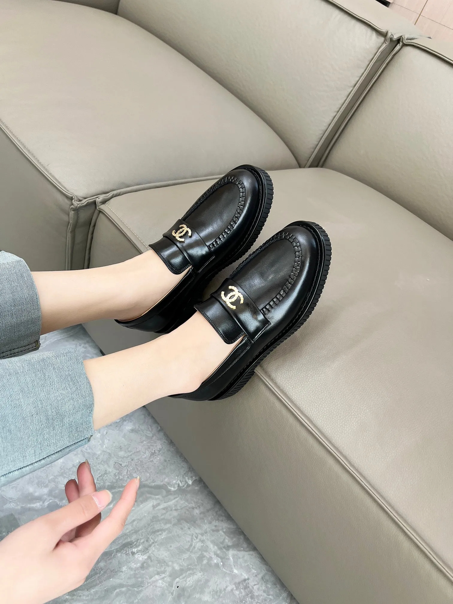 👟👟Ex-factory price 540👟👟 CHANEL Loafers Chanel2025 Chanel's latest 🆕loafers, unique craftsmanship. Versatile and slimming, paired with helloketty bow accessories, these are loafers and socks that are very attractive. They look great with any combination! Upper: Imported calfskin, oil leather Lining: Mixed sheepskin Outsole: Italian genuine leather injection molded outsole Heel height: 2cm Size: 35-40 (40. Customization is not returnable)
